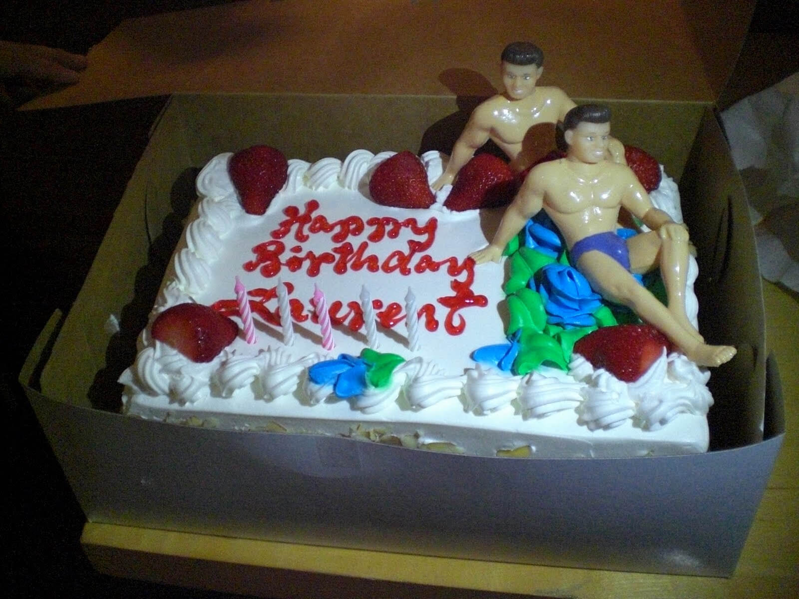 Bánh sinh nhật hài hước cho các chàng trai màu tím
