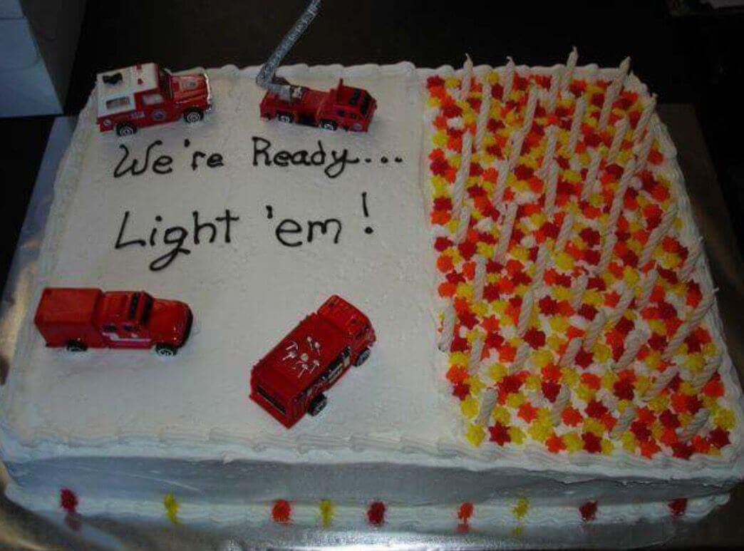 Một chiếc bánh sinh nhật hài hước dành cho các anh chàng cứu hỏa
