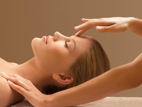 Massage là cách làm đẹp da sau khi sinh rất hiệu quả