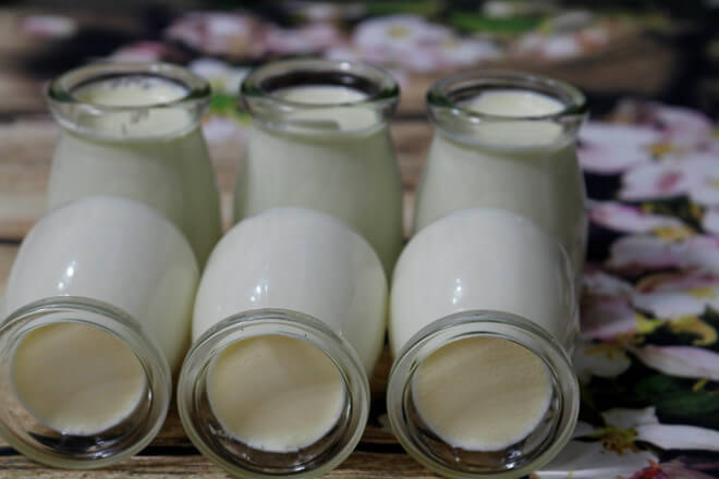 Bỏ sữa vào ngăn mát hoặc đá sau khi đã hoàn thành - Hướng dẫn làm sữa chua đơn giản