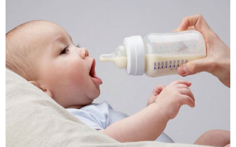 Cai sữa cho trẻ dưới 6 tháng tuổi