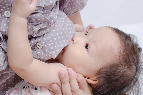 Mẹ cai sữa cho trẻ sớm dưới 6 tháng tuổi có ảnh hưởng tới sự phát triển của trẻ không?