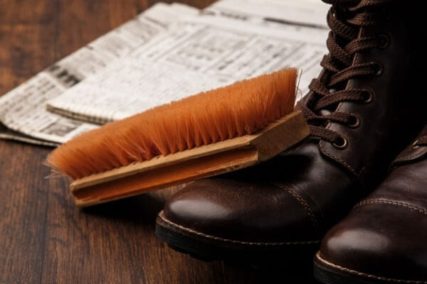 Để giày không bị quá bẩn, hãy dùng parafin lau giày trước khi vào những điểm nhiều chướng ngại vật như rừng chẳng hạn.