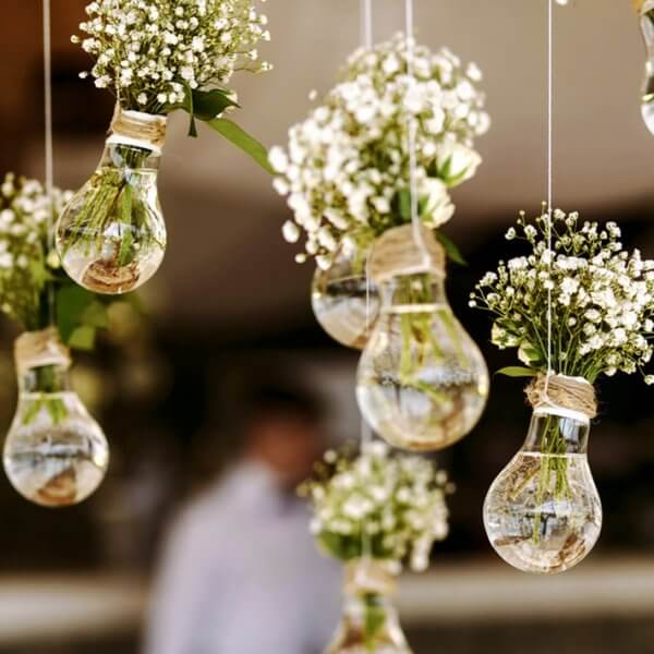 Sử dụng các bóng đèn cũ để trang trí cho tiệc cưới