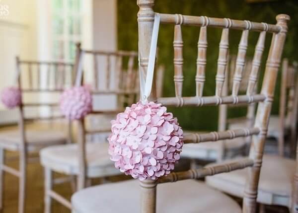 Sử dụng các quả cầu hoa làm đồ handmade trang trí đám cưới