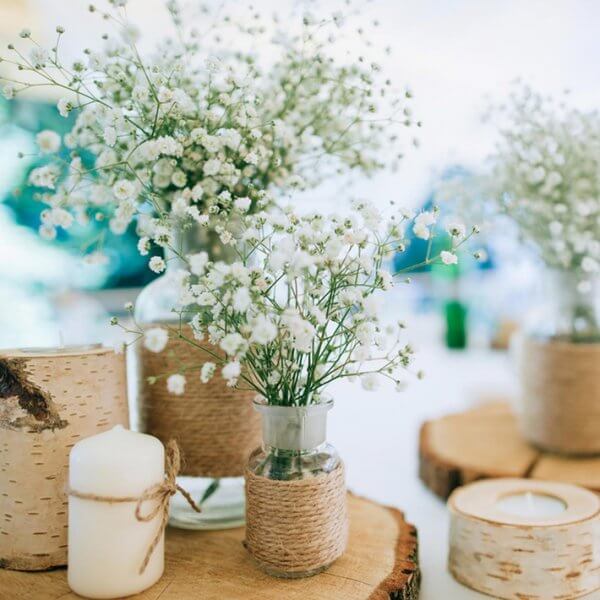 Sử dụng hầu hết các vật trang trí bàn quà cưới với tông màu gỗ thân thiện
