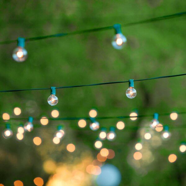 Sử dụng những bóng đèn cho bữa tiệc cưới trang trí ngoài trời