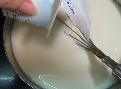 Thêm sữa vào nồi hỗn hợp sữa tươi - Hướng dẫn cách làm sữa chua ngon