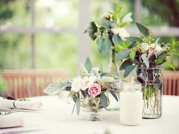 Trang trí bàn cưới đơn giản vỡi những chiếc bình hoa xinh xắn