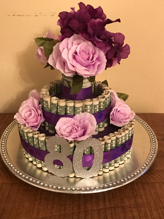 Bánh kem hoa và tiền mừng sinh nhật độc đáo