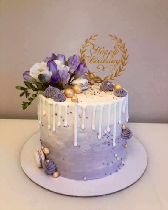 Bánh và hoa sinh nhật độc đáo màu tím