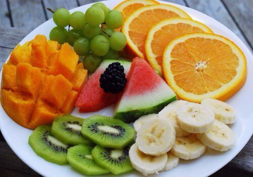 Hoa quả tươi chứa nhiều Vitamin C là món ăn vặt tốt cho sức khỏe cho bà bầu
