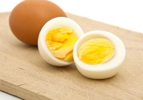 Trứng gà luộc có nhiều chất dinh dưỡng cao là thức ăn vặt cho bà bầu tốt