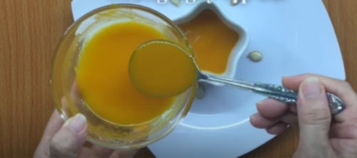 Bước 4 - Hoàn thiện những bước cuối cùng trong hỗn hợp Lê và Bí Đỏ cho bé ăn dặm