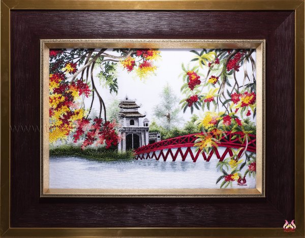 Bức tranh thêu tay Hà Nội với hình ảnh khóm liễu rủ lá xuống mặt Hồ Gươm