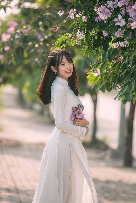 Hình nền girl xinh học trò và trang sách trên tay