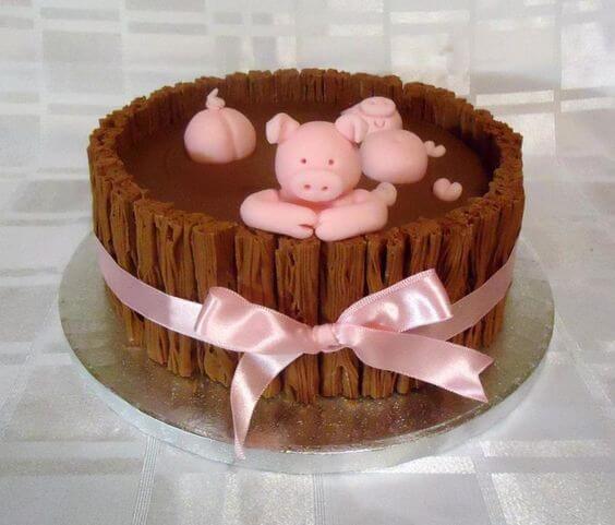 Hinh ảnh lợn đáng yêu đang nằm bơi trong bánh kem