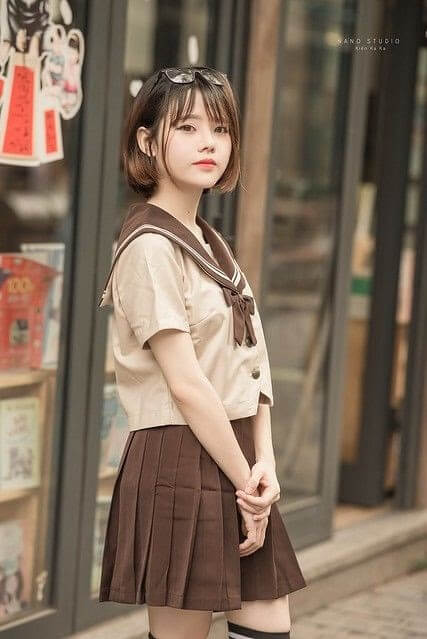 Hình ảnh một cô em nữ sinh xinh đẹp trong bộ đồng phục học sinh rất nổi tiếng của Nhật Bản