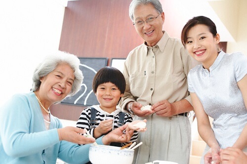 Tặng mẹ mỹ phẩm để mẹ luôn nở nụ cười tươi trên mặt