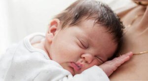 Trẻ em ra nhiều mồ hôi ở đầu và lưng thì phải làm sao