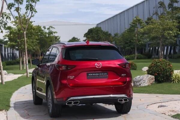 Đuôi xe Mazda CX-5 được bố trí hài hòa đẹp mắt 