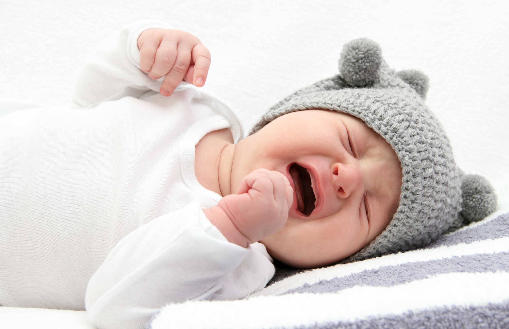 Tại sao trẻ sơ sinh hay vặn mình và nôn trớ ọc sữa kéo dài?