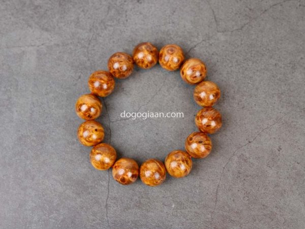 Vòng gỗ Huyết Rồng có mùi thơm nhẹ và thể hiện được cá tính mạnh mẽ