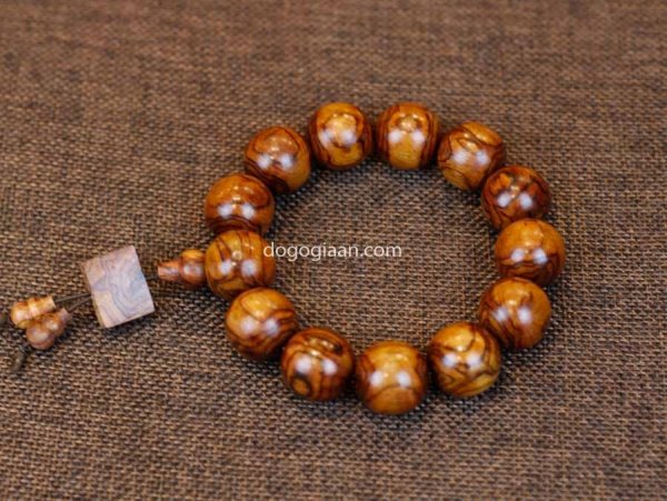 Vòng gỗ Sưa Đỏ thể hiện sự sang trọng