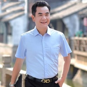Bí quyết mặc áo sơ mi đẹp cho nam giới tuổi trung niên