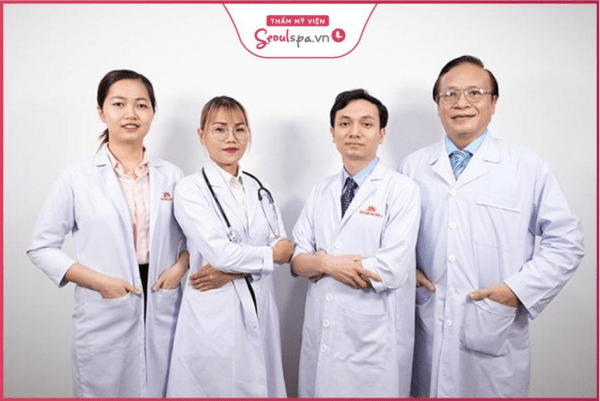 Đội ngũ bác sĩ có trình độ chuyên môn cao trực tiếp thực hiện liệu trình Peel hồng nhũ hoa