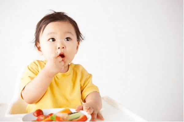 Trong 2 tuần đầu tiên, mẹ cho bé ăn dặm 1 bữa mỗi ngày