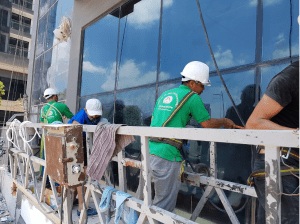Nên tự để nhân viên tòa nhà vệ sinh kính hay thuê ngoài?