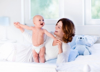 Mẹ nên chọn bỉm cho bé thấm hút tốt, mỏng thoáng vào ngày hè