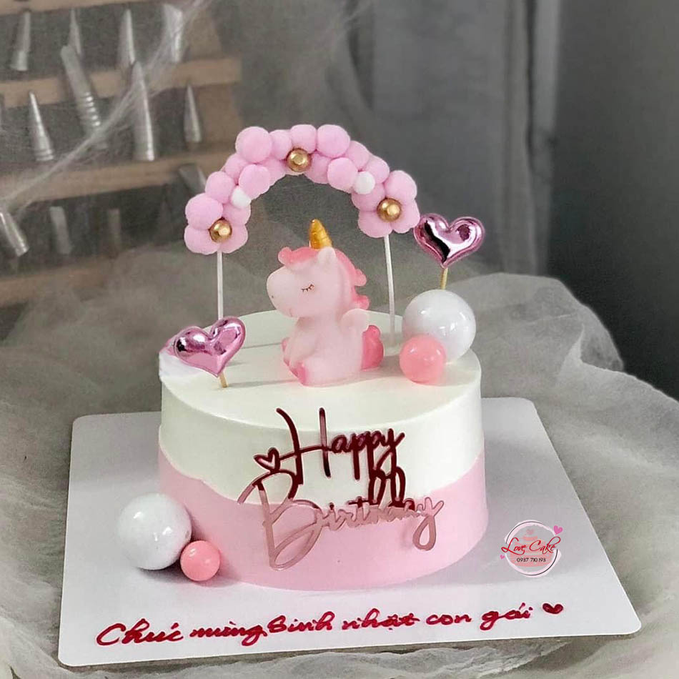 Bánh sinh nhật hình con ngựa màu hồng