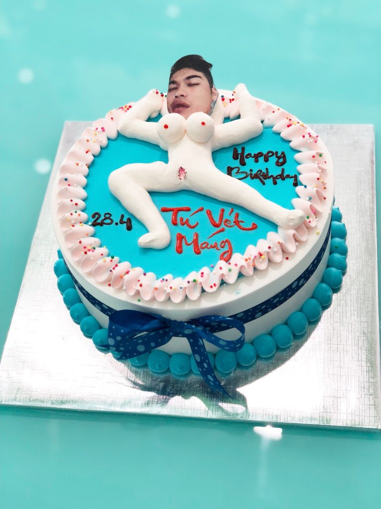 Làm bánh sinh nhật troll