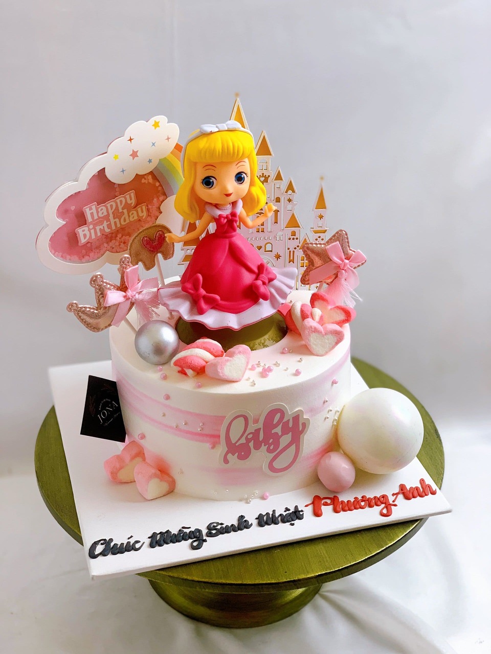 Mẫu bánh cho bé thích búp bê