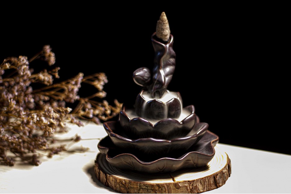 Hương trầm mang lại cảm giác ấm áp, đồng thời xua tan những suy nghĩ tiêu cực, đưa bạn vào trạng thái bình yên.