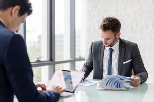 Dịch vụ làm báo cáo tài chính cuối năm: Tiết kiệm hay rủi ro?